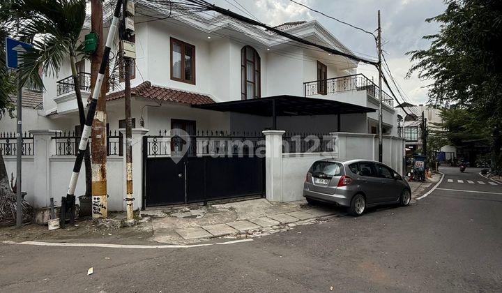 Classic Design Beautiful House in Kebayoran Baru