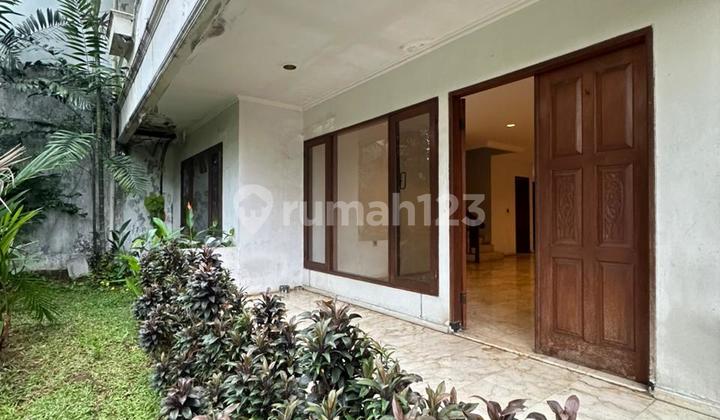 Land Count House Front Garden Hook Position. Pondok Indah