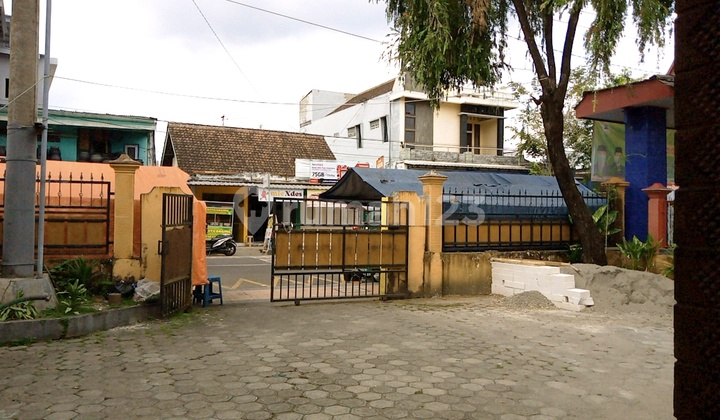 Large House and Land on the Main Highway Side in Wlingi