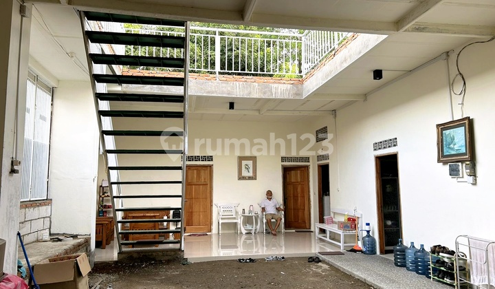 House with Land Shaped Like a Pocket