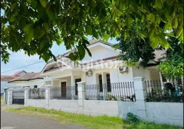 House in the Heart of Kediri City. Close to Slg, Kediri Regional Government Office, Brawijaya Stadium, Suitable for Cafe, Hotel Business.