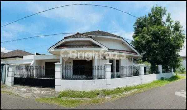 House in the Heart of Kediri City. Close to Slg, Kediri Regional Government Office, Brawijaya Stadium, Suitable for Cafe, Hotel Business.