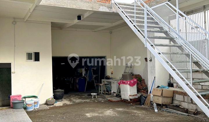 House with Land Shaped Like a Pocket