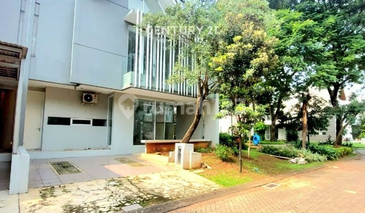 Hook House Beside Park in Bintaro 8310