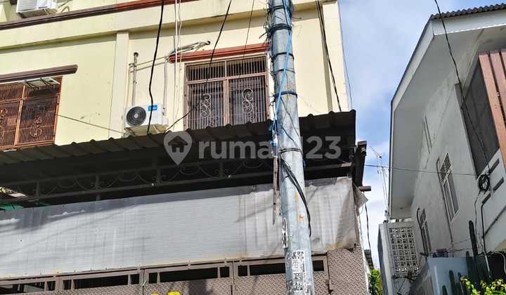 3-Storey Shop House for Sale on Sunu Street, Strategic for Business Location