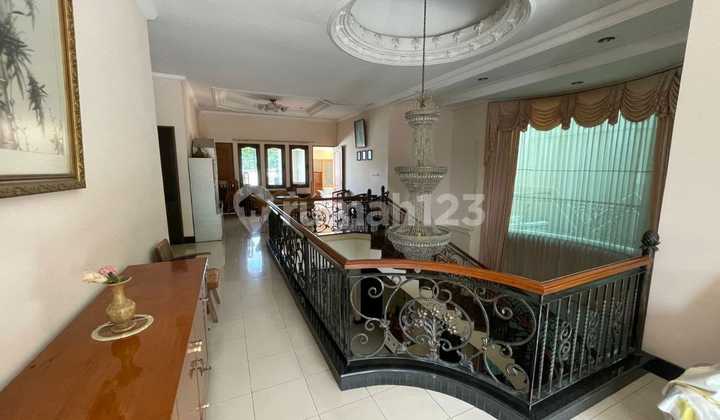 Dijual Rumah 2 Lantai Mewah Lokasi Manyar Strategis 2