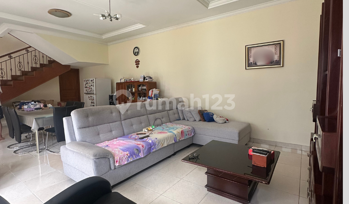 Rumah Hoek Terawat Asri dan Nyaman di Kawasan Setrasari Cocok