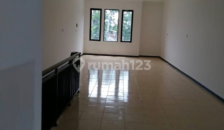 For Sale Strategic Commercial Building, Ready to Occupy, in Menganti Gresik, Adjacent to Surabaya-Gresik. 2