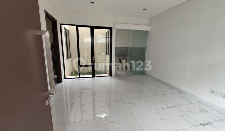 Dijual Murah Rumah 2 Lantai di Lavon Suvarnasutera 2