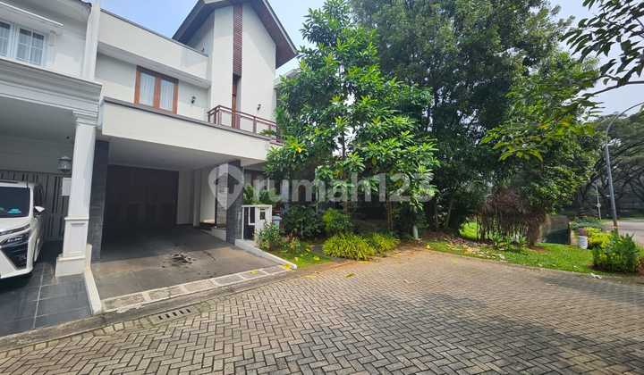 Rumah dengan Kolam Renang Pribadi di Kebayoran Village 2