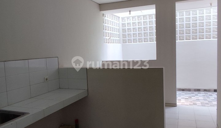 Affordable Ready-to-Use Shop House on Jalan Darmo Permai Fer.a054 2