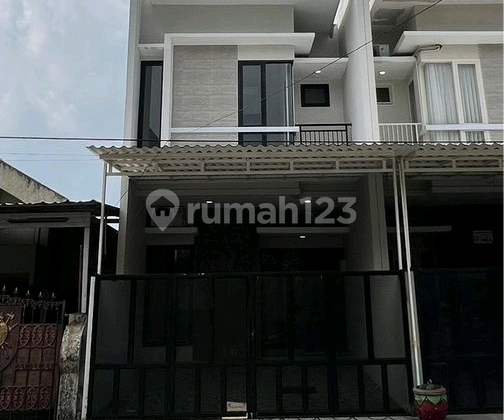 Rumah di Jalan Utama Kutisari Indah Utara 1