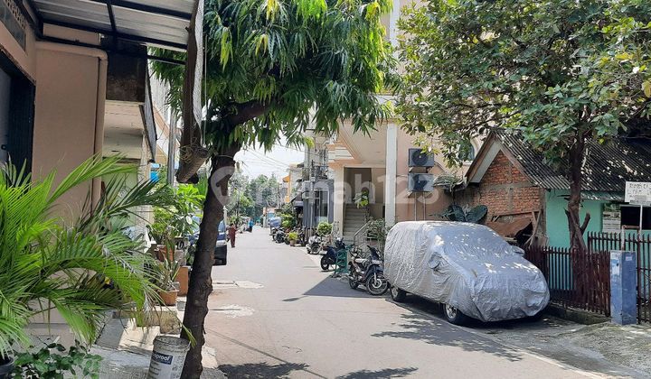 Lokasi Emas Jakarta Timur! Rumah Strategis di Utan Kayu Selatan, Bebas Macet ke Pusat Kota." 2