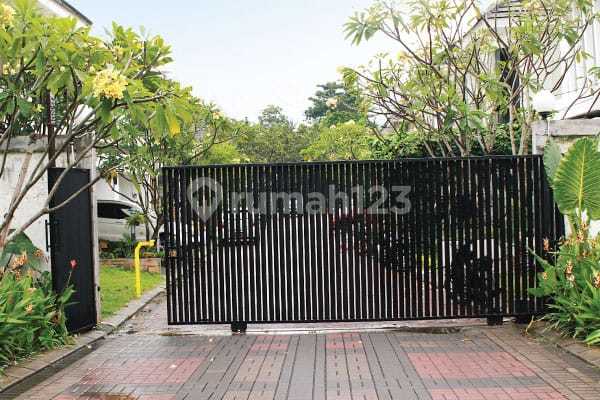 Rumah Mewah di The Pavillion Ciracas , Jak-Tim , Selangkah ke Stasiun LRT & Tol Jorr! 2