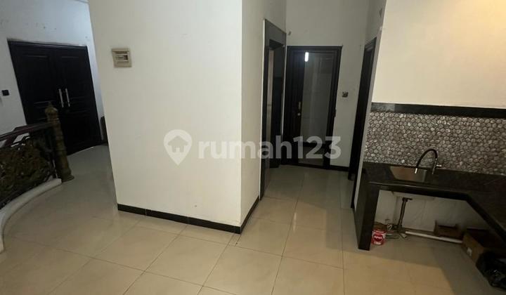 Disewakan/Dijual Rumah di Otista (Posisi Hoek) 2