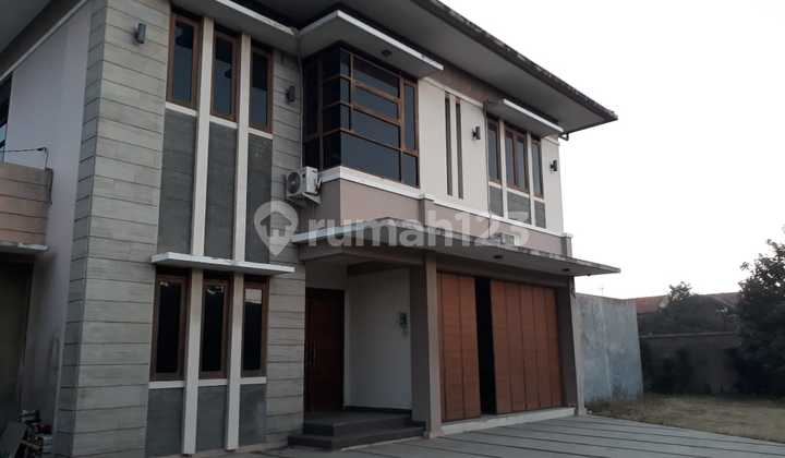 Rumah Mewah Terawat di Soekarno Hatta dengan Halaman Luas Cocok untuk Rumah Tinggal dan Usaha Rumah Mewah Terawat di Soekarno Hatta dengan Halaman Luas Cocok untuk Rumah Tinggal dan Usaha