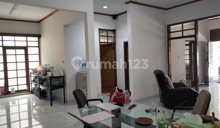 Rumah Strategis untuk Usaha di Jalan Pahlawan Bandung