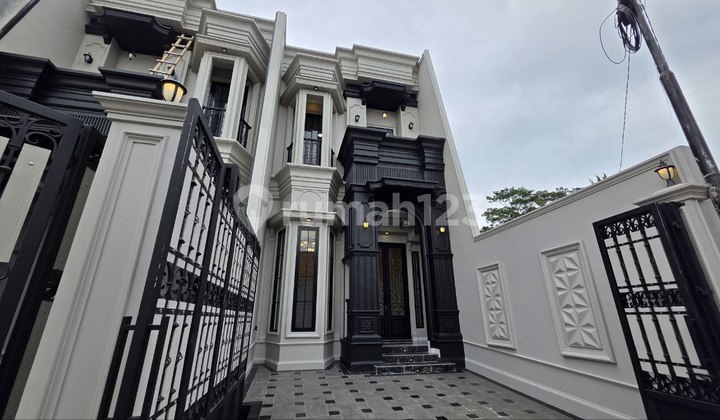 Rumah Classic Eropa Luas Siap Huni, Tinggal Bawa Koper!