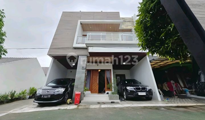 Rumah 3 Lantai Rooftop Lega Spek Istimewa Kayu Jati Semi Furnish