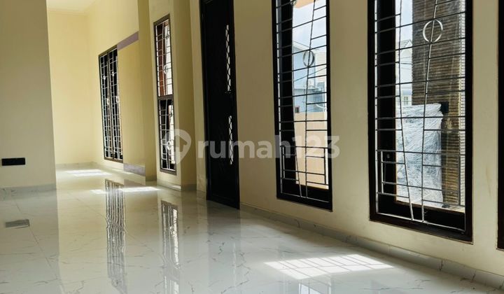 Disewakan Rumah 2 Lantai Siap Huni Ketintang Bagus 2