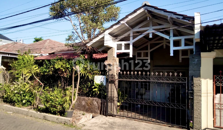 Dijual Rumah Manyar