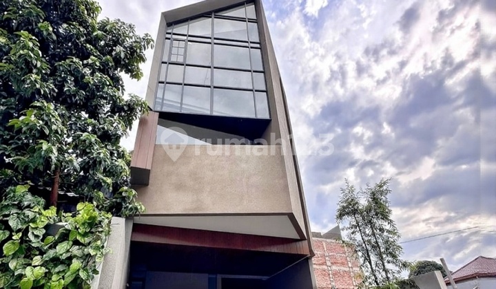 Rumah Kemang Bebas Banjir, 3 Lantai, Dekat Akses Bus Kota, Siap Huni