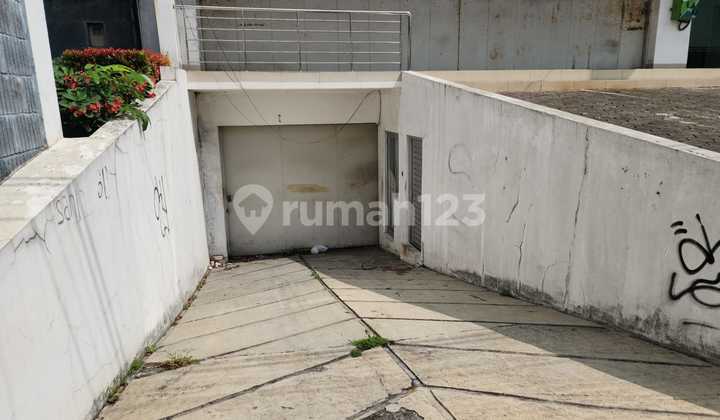 For Rent: 3-Story Shophouse with Basement Parking on Jl Peta, Bandung.