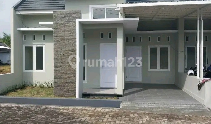 3 Bedroom House in the City Center, Kebonsari. SHM Ready 3 Bedroom House in the City Center, Kebonsari. SHM Ready