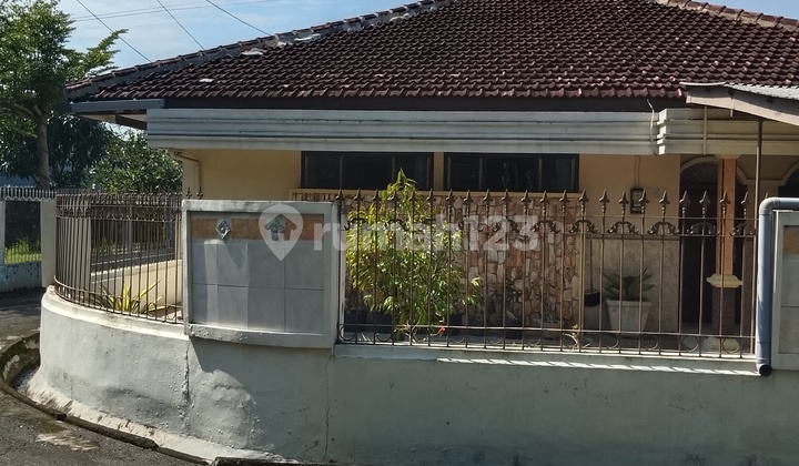 Kos Jl Sumatera 3 Minutes to University of Jember. Kos Jl Sumatera 3 Minutes to University of Jember.