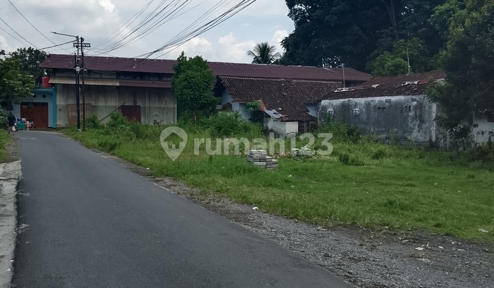 Premium Land in the Unej Medical Environment. Legality: SHM (Certificate of Ownership) Premium Land in the Unej Medical Environment. Legality: SHM (Certificate of Ownership)