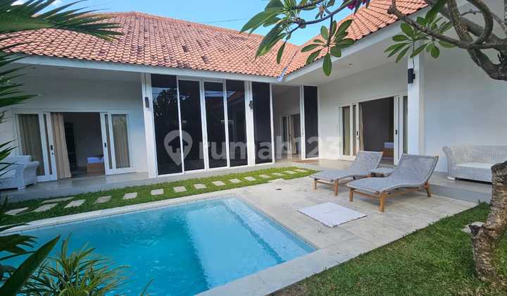 Modern Minimalist Villa in the Heart of Canggu Near Batu Mejan Beach Modern Minimalist Villa in the Heart of Canggu Near Batu Mejan Beach