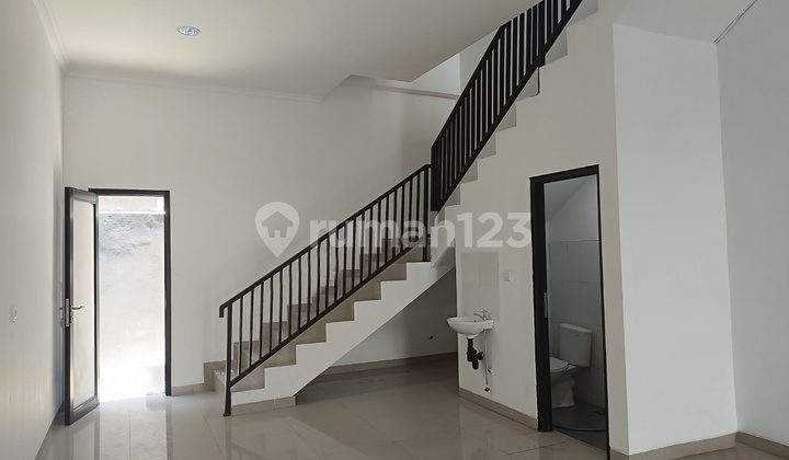 2-Story Shophouse in a Busy & Strategic Location in Padangsambian Near Kerobokan, Bali