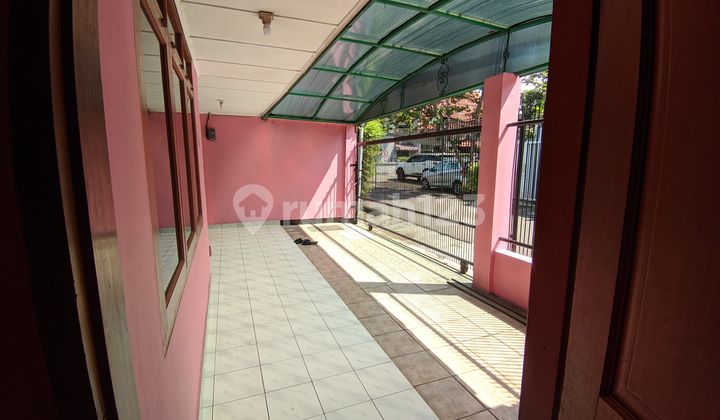 Disewakan Rumah Vintage Terawat Dekat Kiara Artha Park Disewakan Rumah Vintage Terawat Dekat Kiara Artha Park