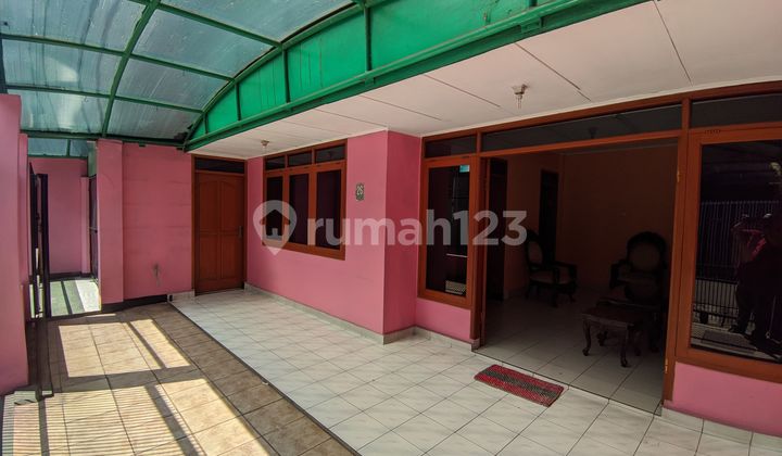 Disewakan Rumah Vintage Terawat Dekat Kiara Artha Park 2