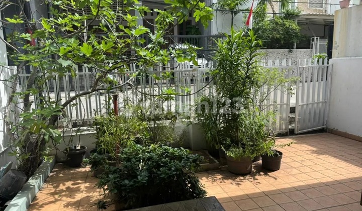 Pink House, Kelapa Gading.