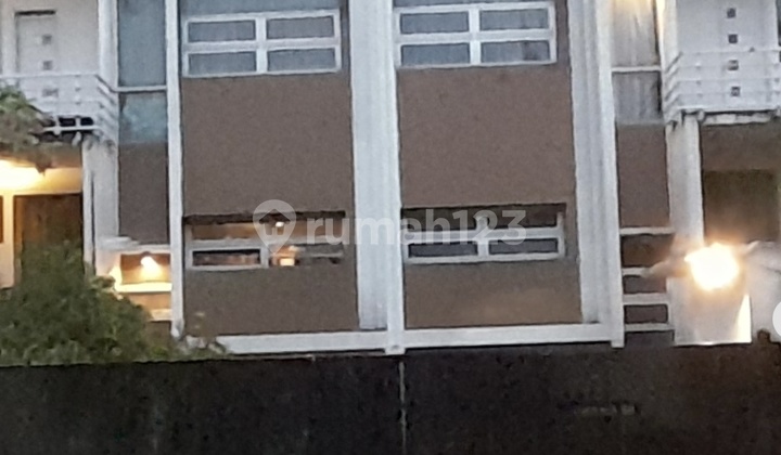 Rumah 3 Lantai dengan Luas Tanah 828 M2 di Rumah 3 Lantai dengan Luas Tanah 828 M2 di