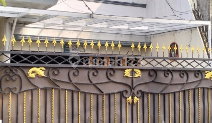 For Sale: 2-Story House with 604 M2 Land Area in Tebet, South Jakarta