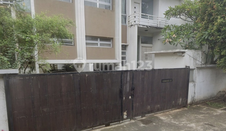 Rumah 3 Lantai dengan Luas Tanah 828 M2 di 2