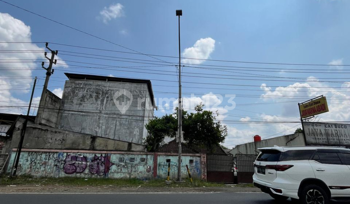 Land on the edge of the Provincial Road