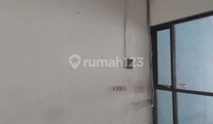Ruangusaha Pinggir Jalan Dekat Tol