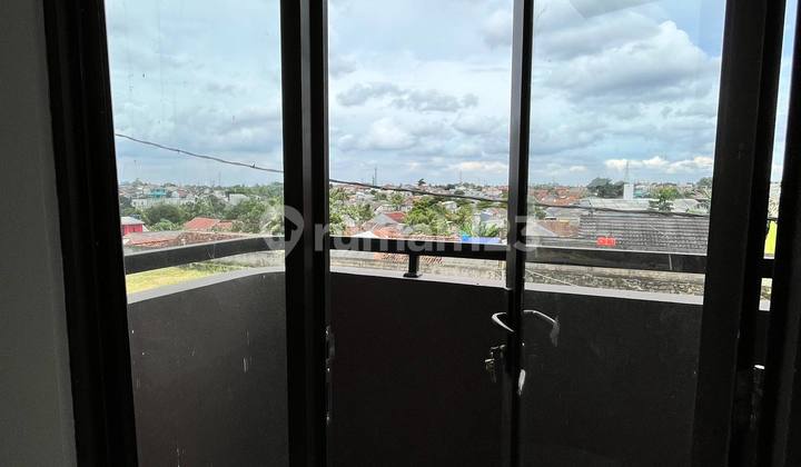 Hunian Pinggir Jalan Raya, Akses Depan Pintu 2
