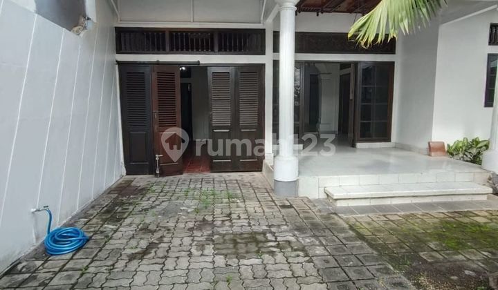 Disewakan Rumah 2 Lantai - Lokasi Premium Gatot Subroto Timur