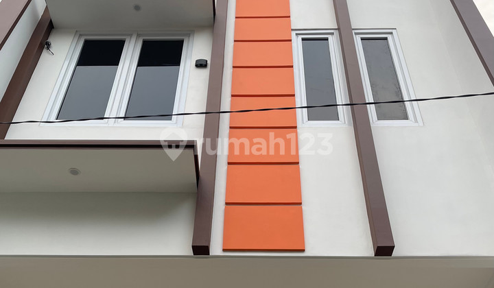 Rumah Baru 3 Lantai SHM di Johar Baru Rumah Baru 3 Lantai SHM di Johar Baru