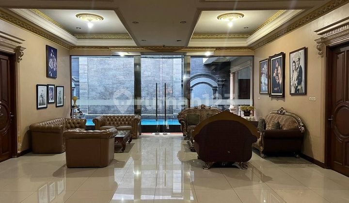 Rumah Premium dengan Kolam Renang Pribadi di Duren Sawit Lingkungan Asri dan Nyaman Rumah Premium dengan Kolam Renang Pribadi di Duren Sawit Lingkungan Asri dan Nyaman