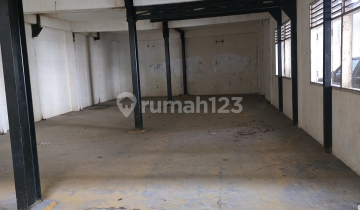 Old House Land Count Flood Free Facing North in Meruya West Jakarta