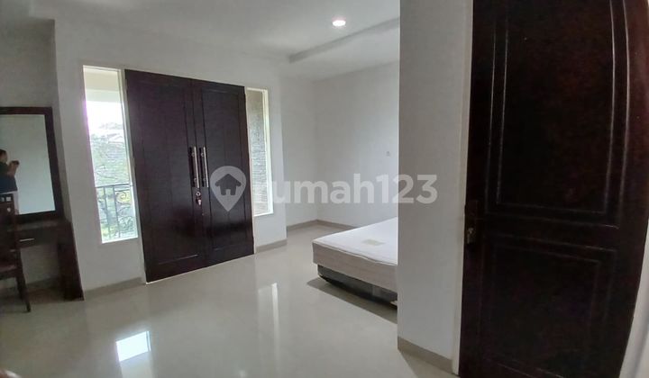 Rumah Bangunan 2 Lantai Semi Furnished Legalitas SHM di Kemang