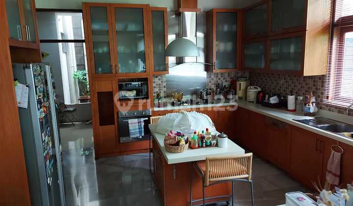 Rumah Mewah Kawasan Elit dengan Kolam Renang di Mampang, Jaksel 2