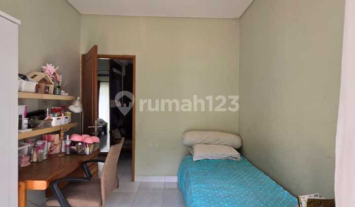 Rumah Semi Furnished dengan 3 Unit ac Sudah SHM di Bintaro 2
