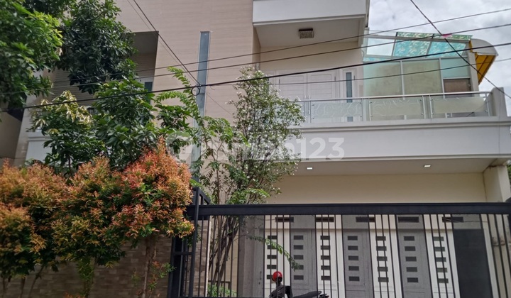 Luxury 3-Storey House with SHM Negotiable in Tanjung Duren, West Jakarta Luxury 3-Storey House with SHM Negotiable in Tanjung Duren, West Jakarta
