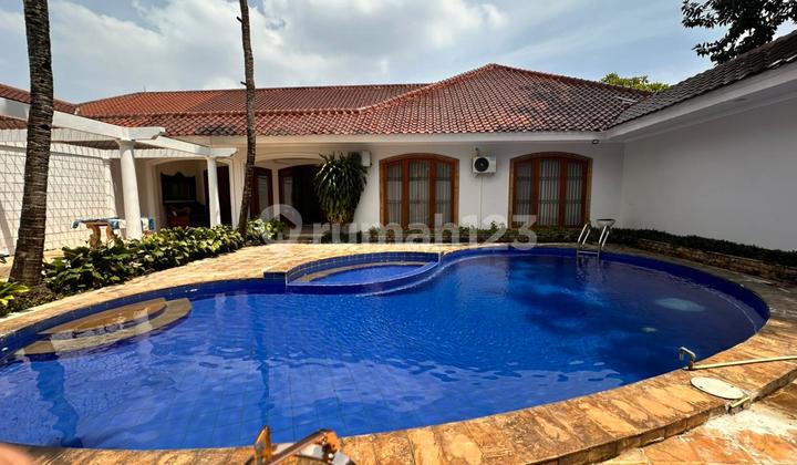 Rumah Mewah Disewa dengan Kolam Renang Semi Furnished di Cilandak Rumah Mewah Disewa dengan Kolam Renang Semi Furnished di Cilandak